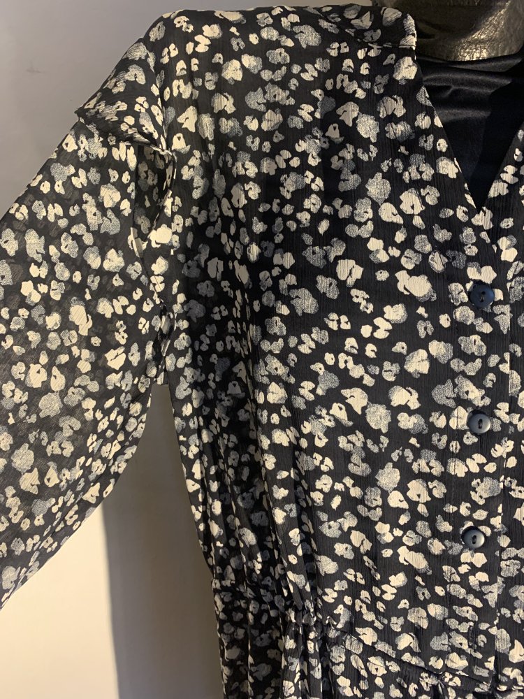 Schlichtes Maxikleid mit Blumen von Moss Copenhagen 