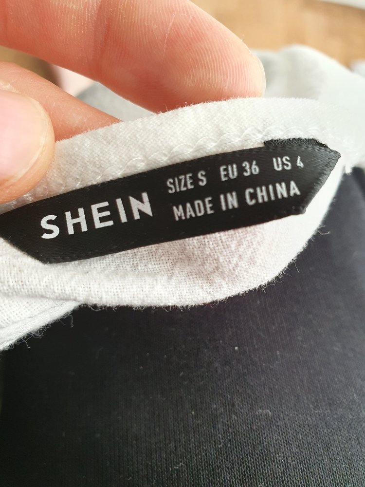 weißer Pulli mit gewissem Etwas