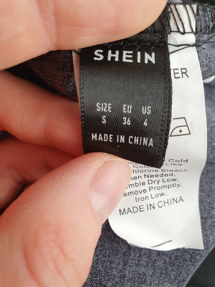 schöne Bluse mit Schleifchen