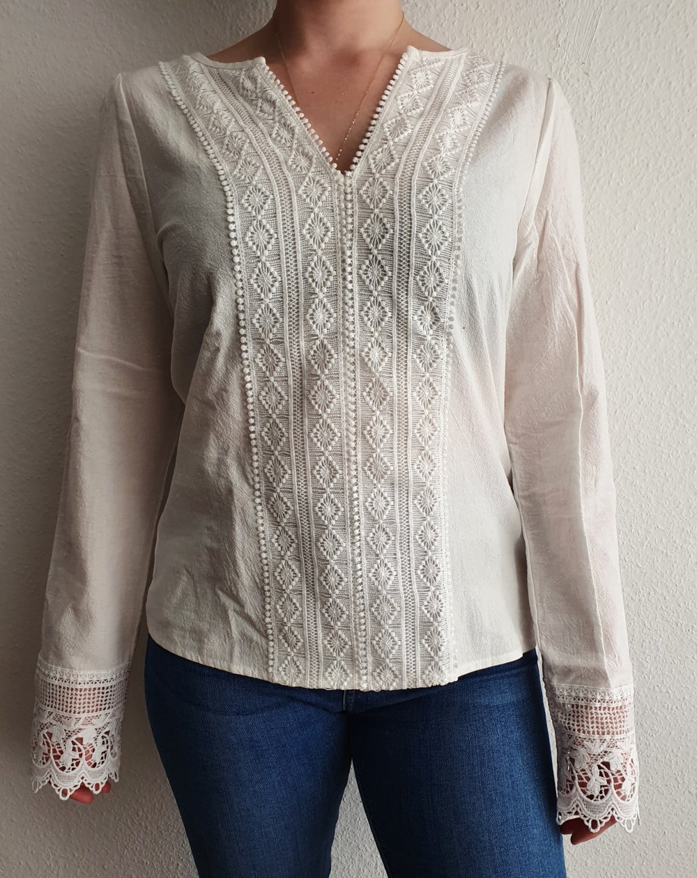 weißer Pulli mit gewissem Etwas