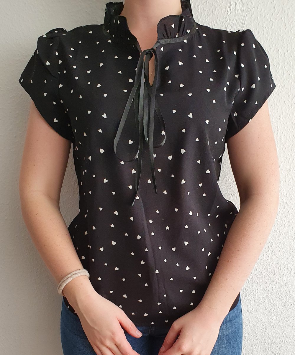 schöne Bluse mit Schleifchen