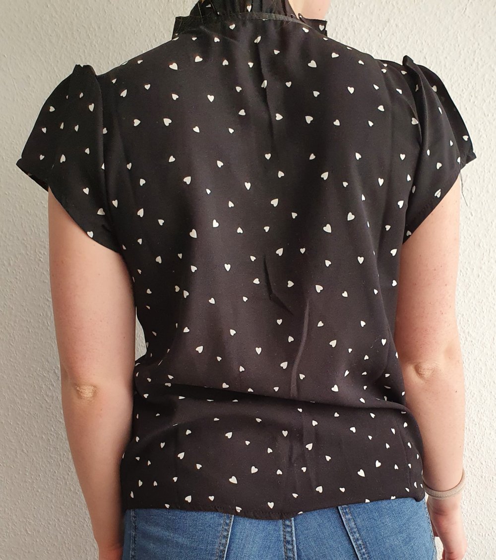 schöne Bluse mit Schleifchen