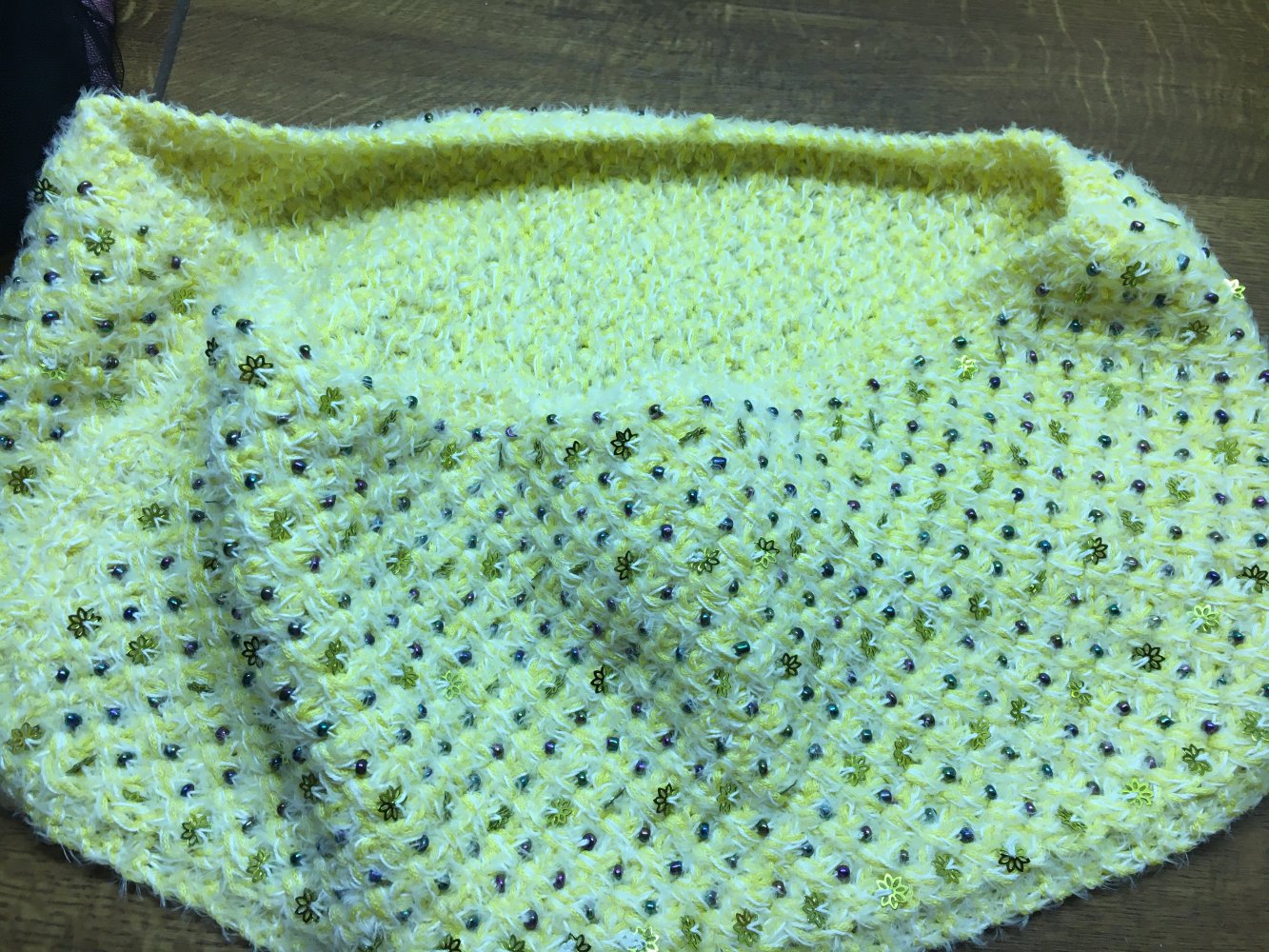 Süßes Set: kurzer Loop und Stirnband in gelb, rundum verziert mit Perlchen und Blüten.