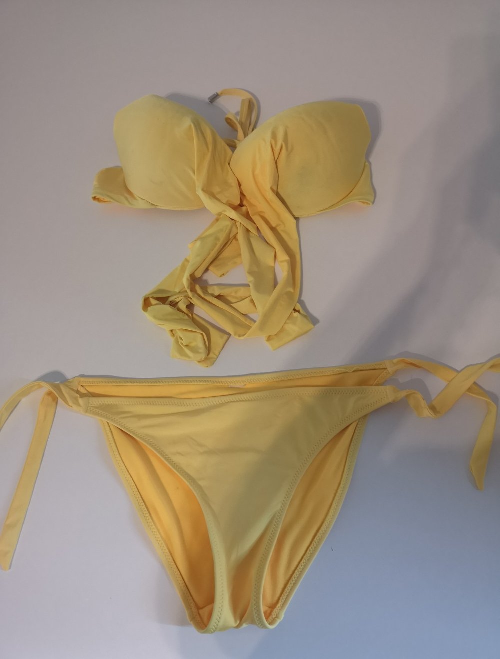 Gelber Bikini zum Binden