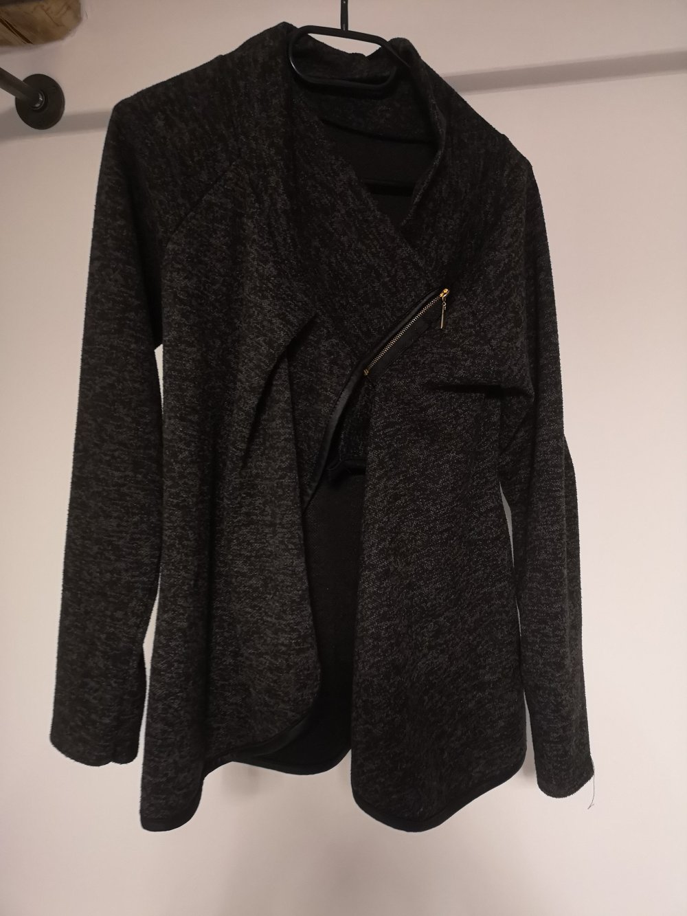 Dunkelgraue Strickjacke 