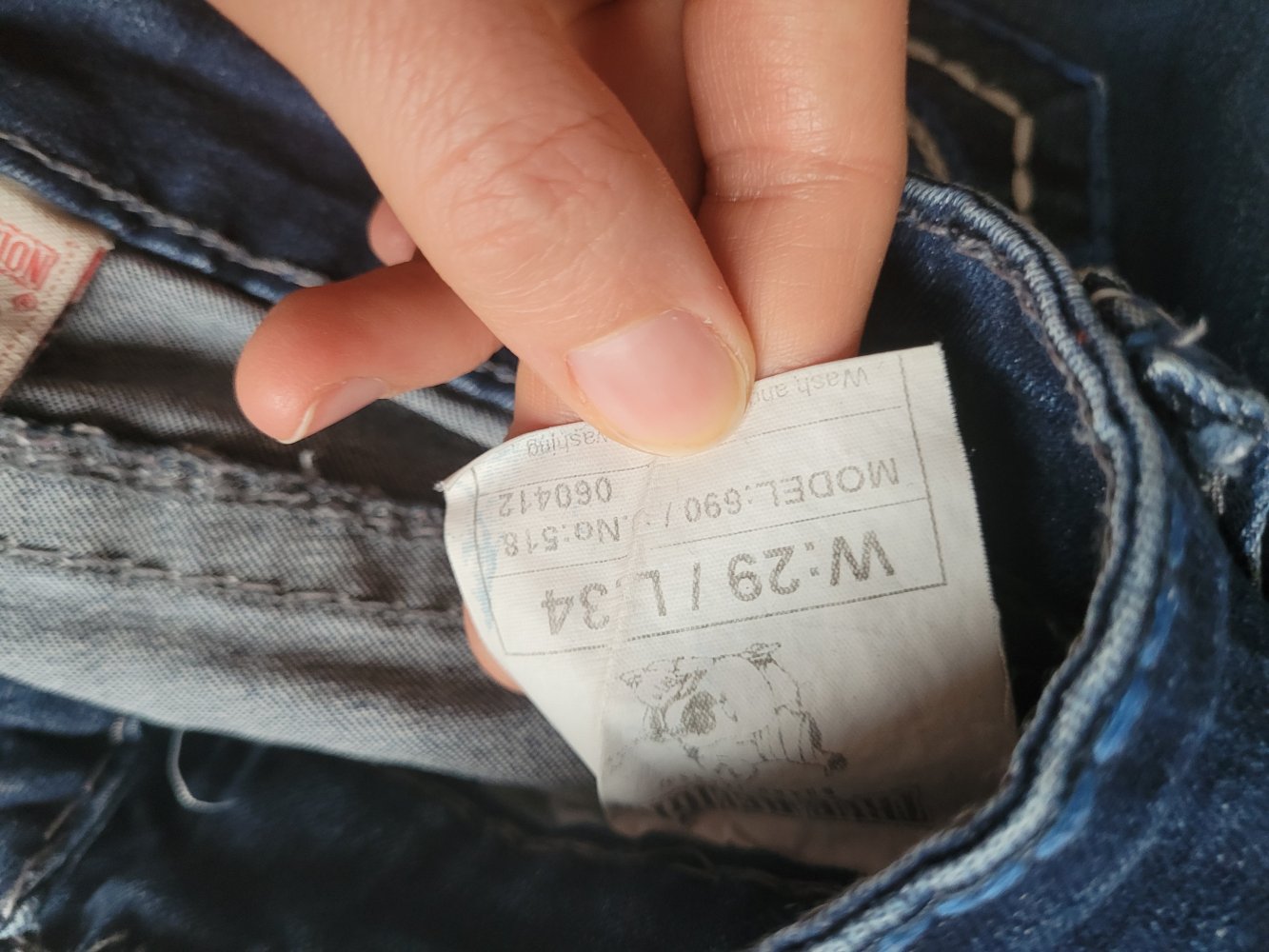 Tolle dunkelblaue Jeans mit Nähten