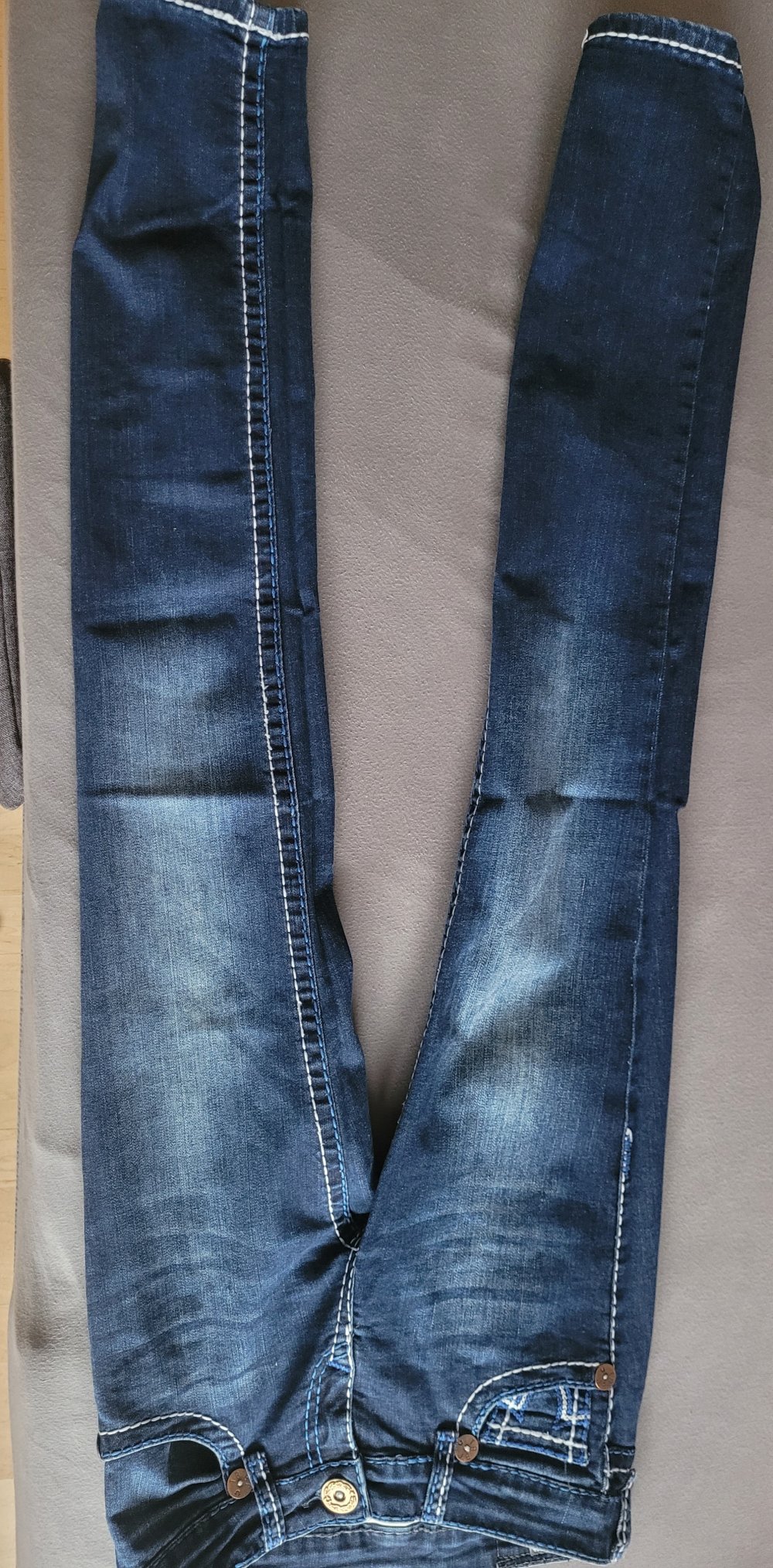 Tolle dunkelblaue Jeans mit Nähten
