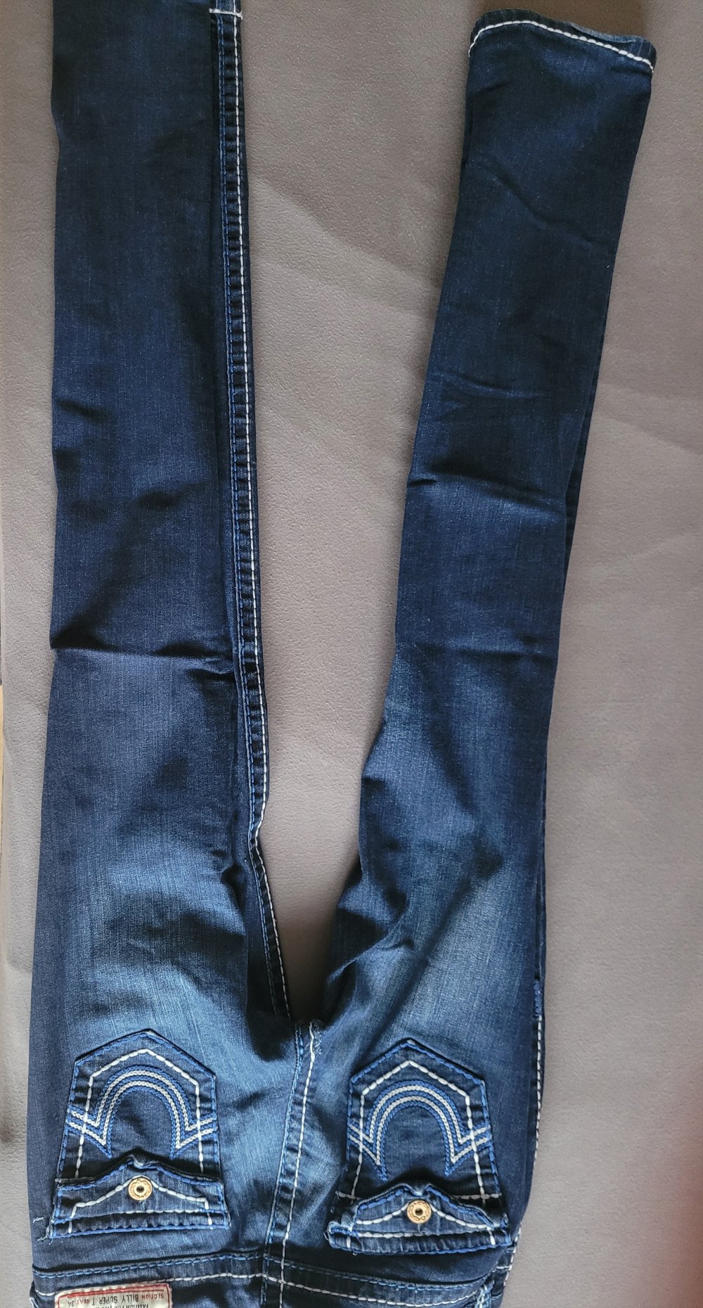 Tolle dunkelblaue Jeans mit Nähten