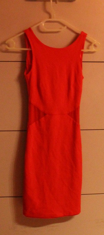 Rotes ärmelloses Sommerkleid