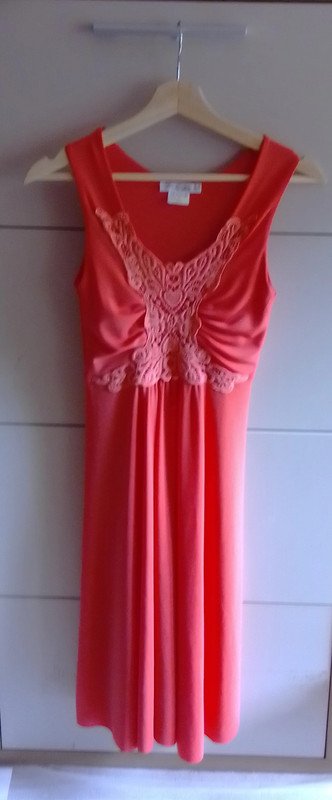 Kleid korallenrot