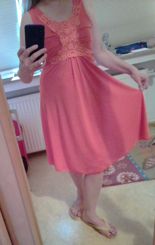 Kleid korallenrot