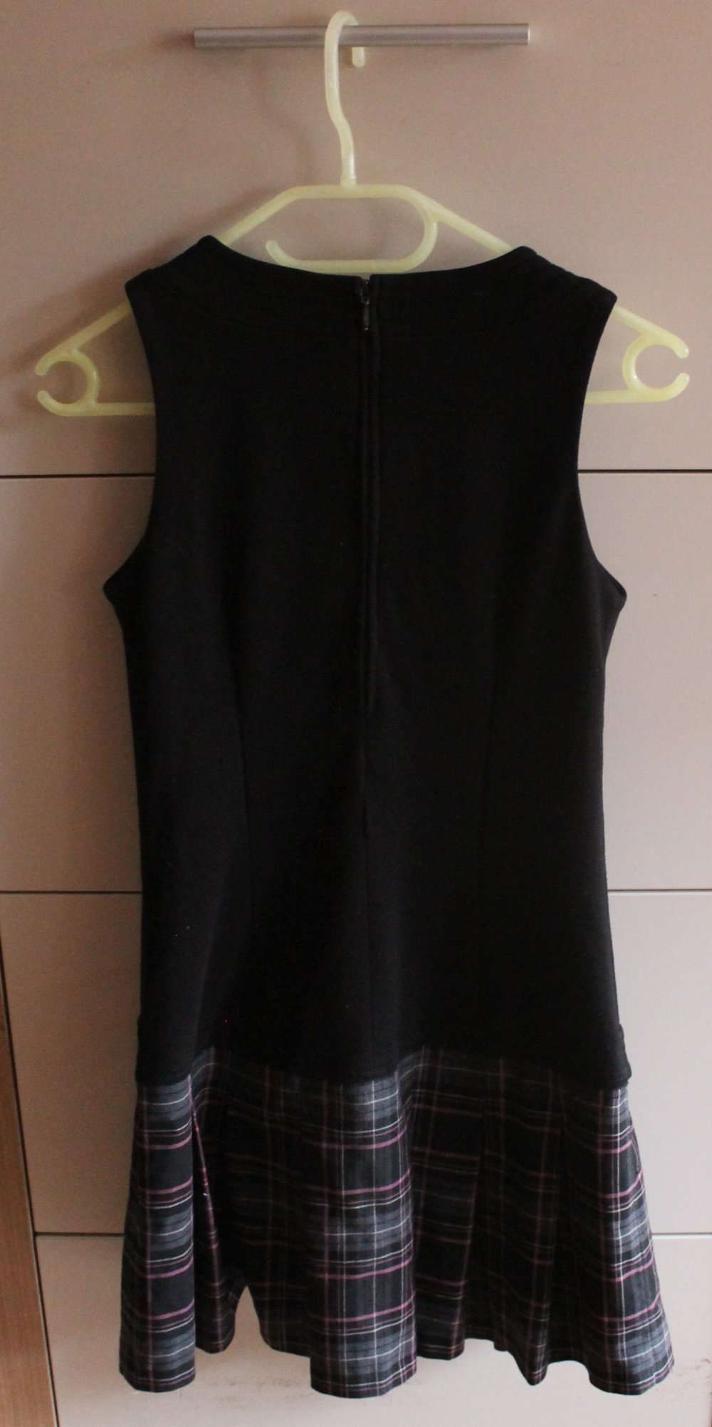 Kurzärmeliges schwarzes Kleid