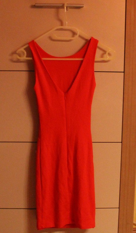 Rotes ärmelloses Sommerkleid