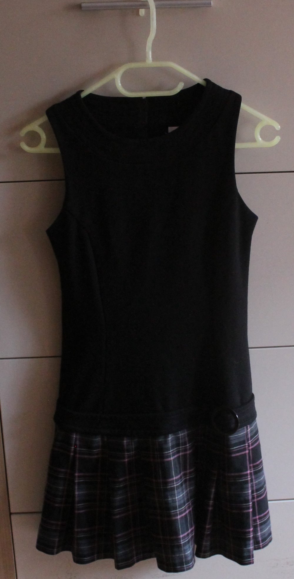 Kurzärmeliges schwarzes Kleid