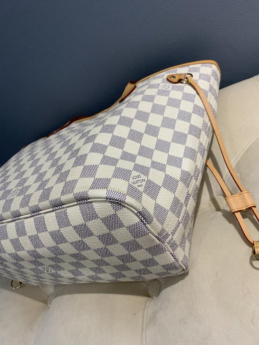 Eine große und geräumige Tasche  L.V  