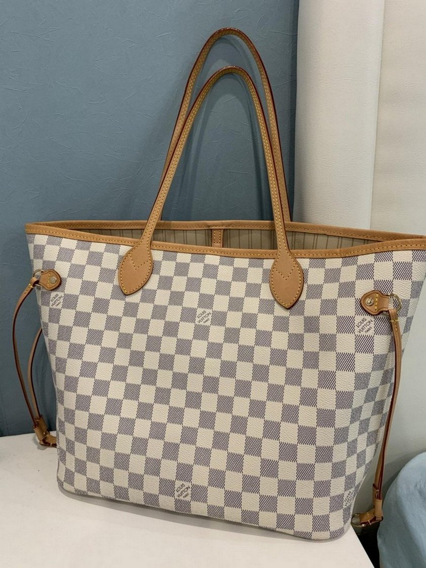 Eine große und geräumige Tasche  L.V  