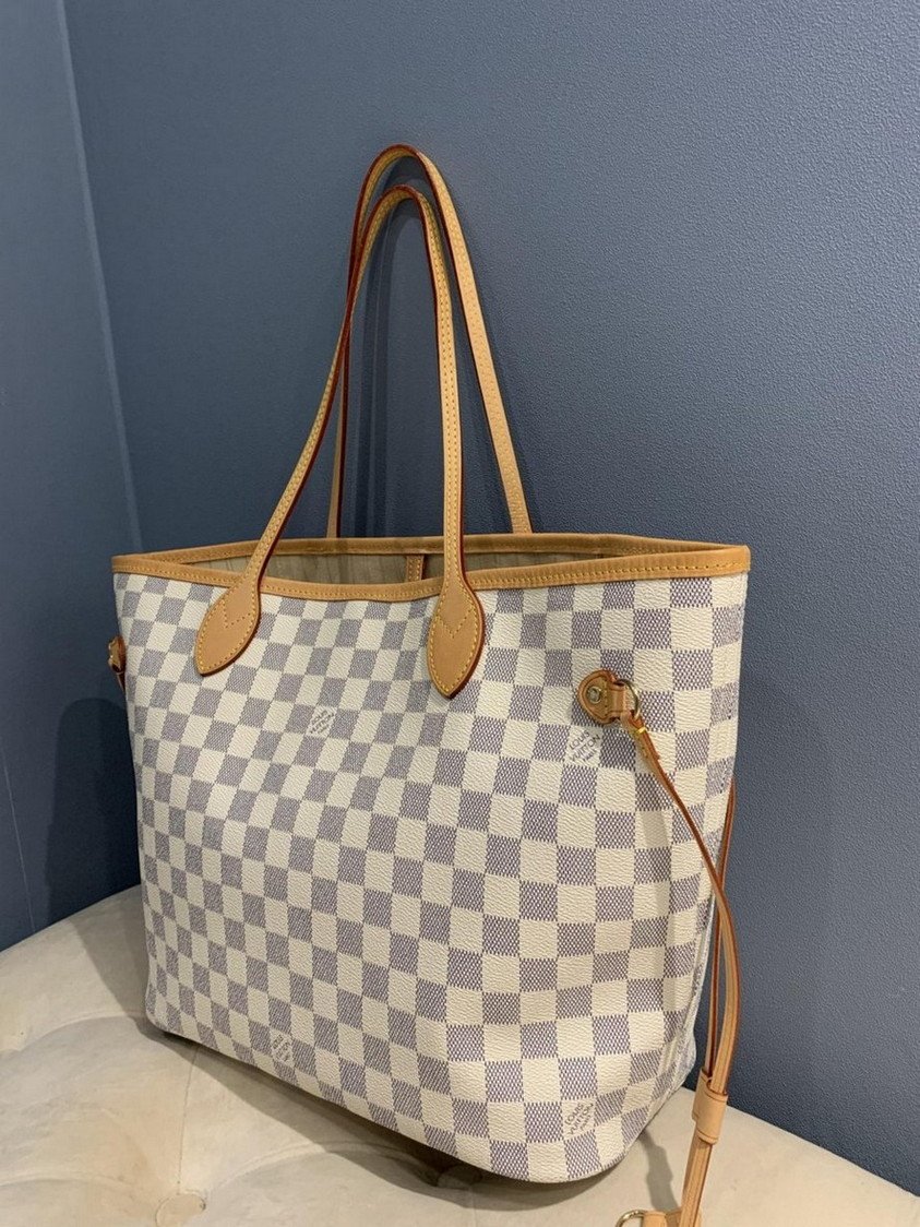 Eine große und geräumige Tasche  L.V  