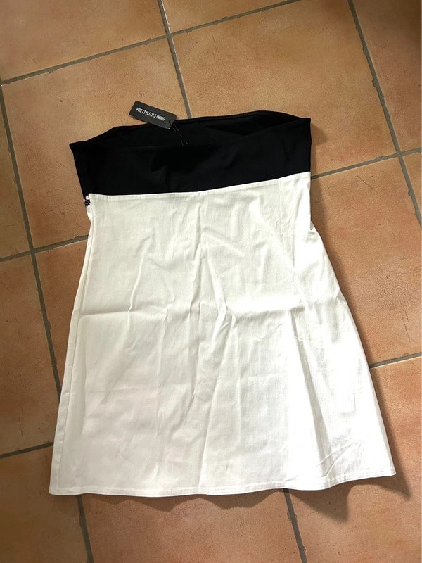 Trägerloses Kleid, Bandeau-Minikleid, weiss-schwarz, Gr. 40 von LittlePrettyThing, NEU!