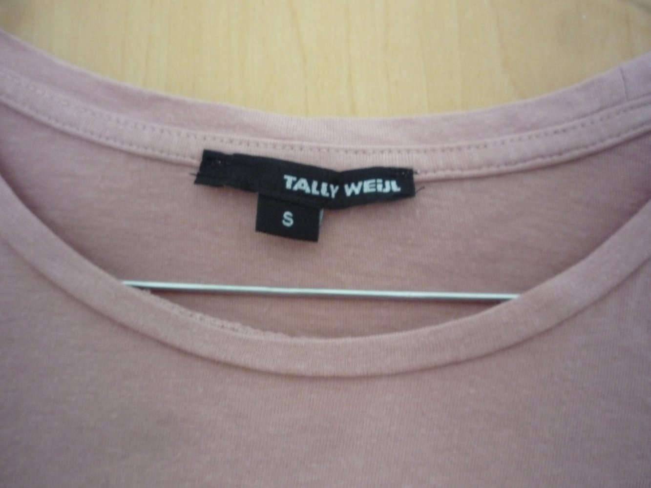 Tally Weijl – schönes TShirt mit Rundhals-Ausschnitt - Gr. S – apricot mit Applikation