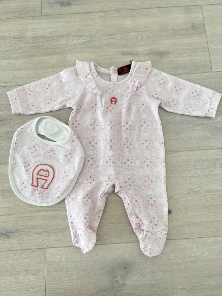Strampler von Aigner in rosa mit Lätzchen Neu