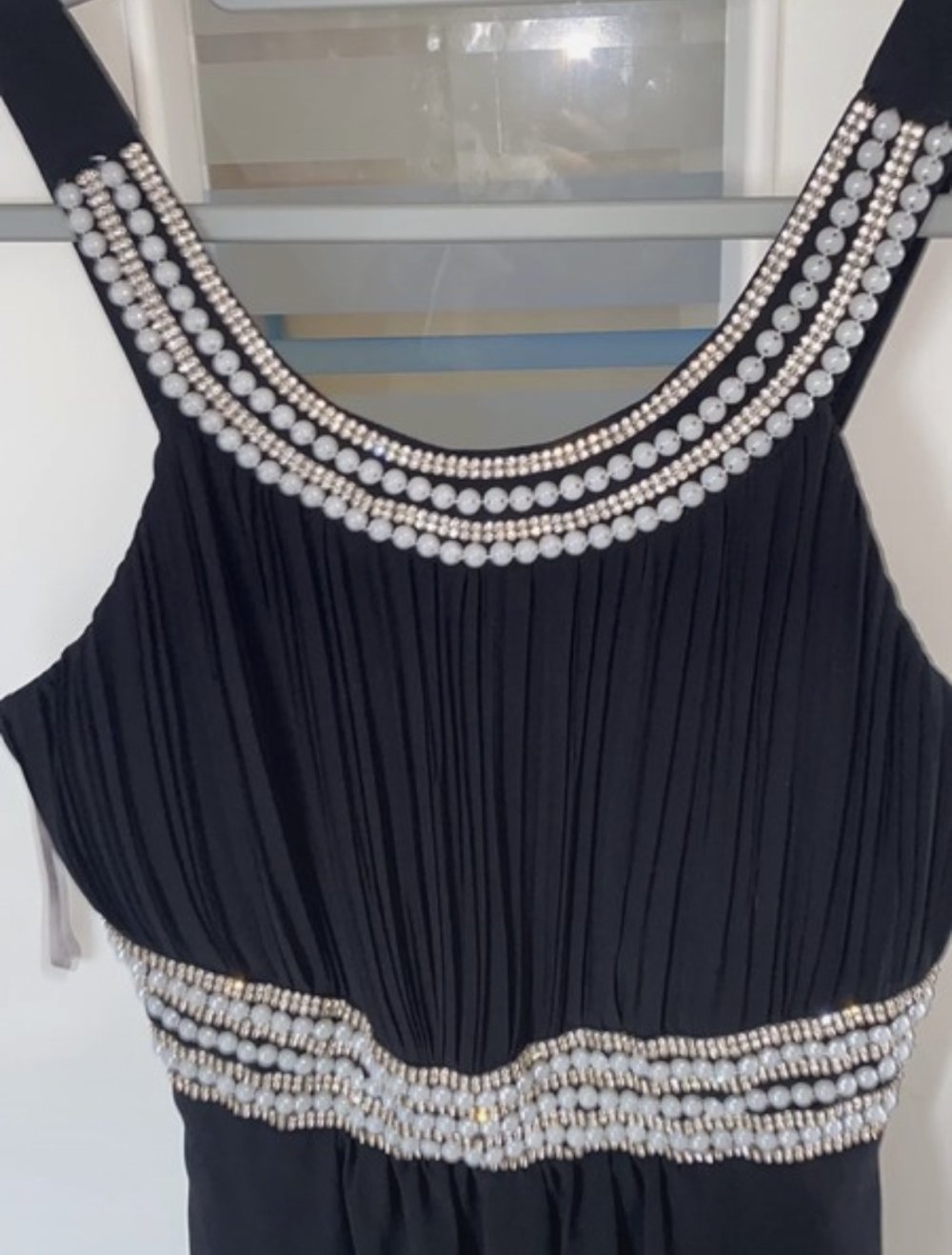 schwarzes Kleid