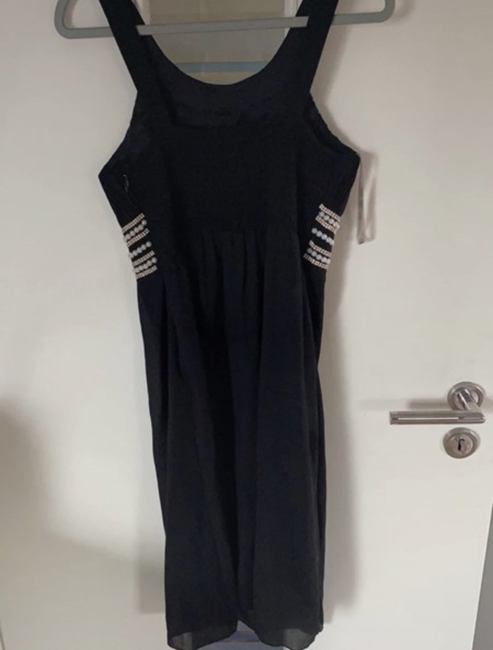 schwarzes Kleid