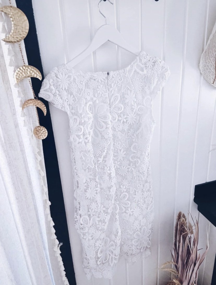 Weißes florales Spitzenkleid Amisu Größe 40