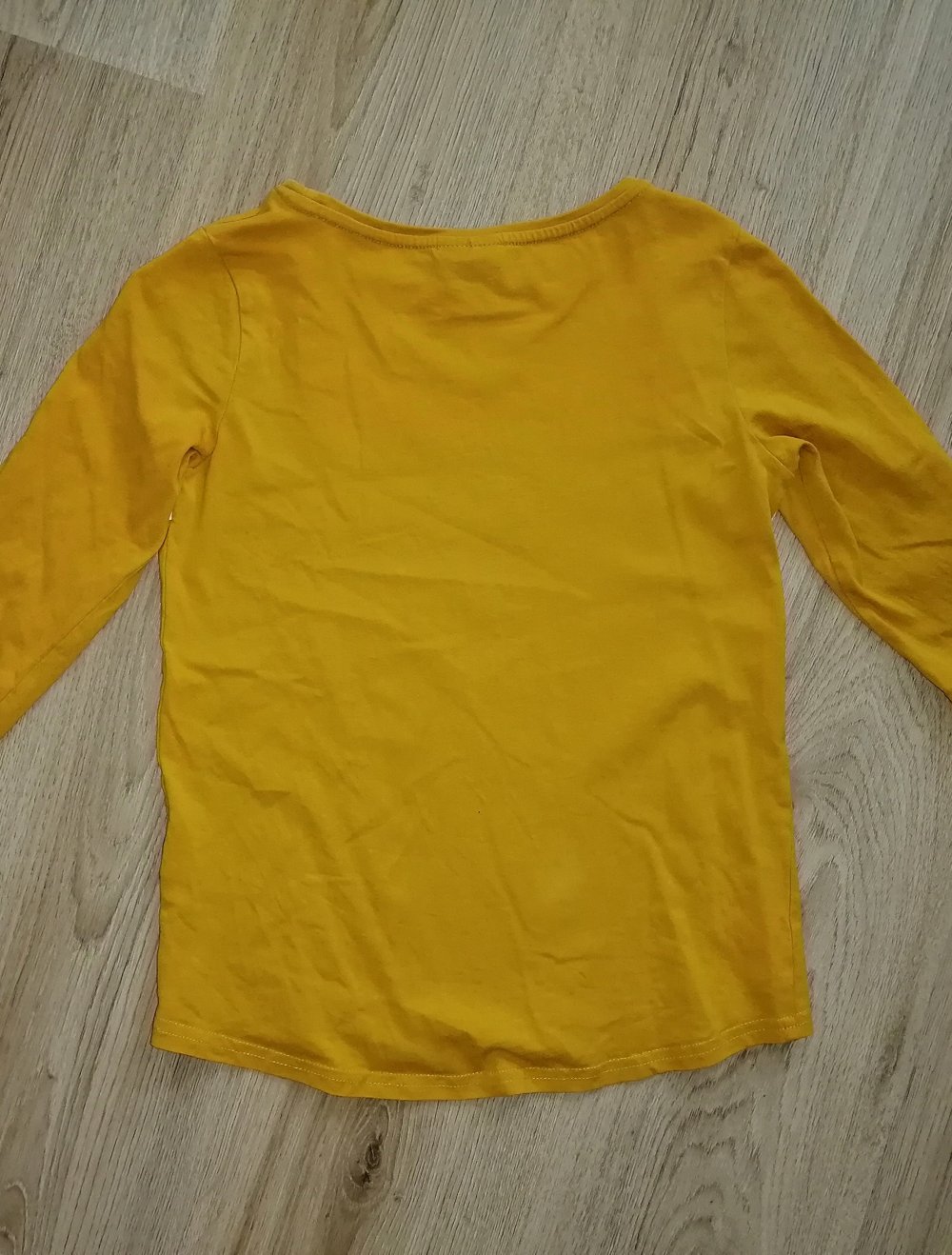 Dunkelgelber Pullover mit weißem Aufdruck