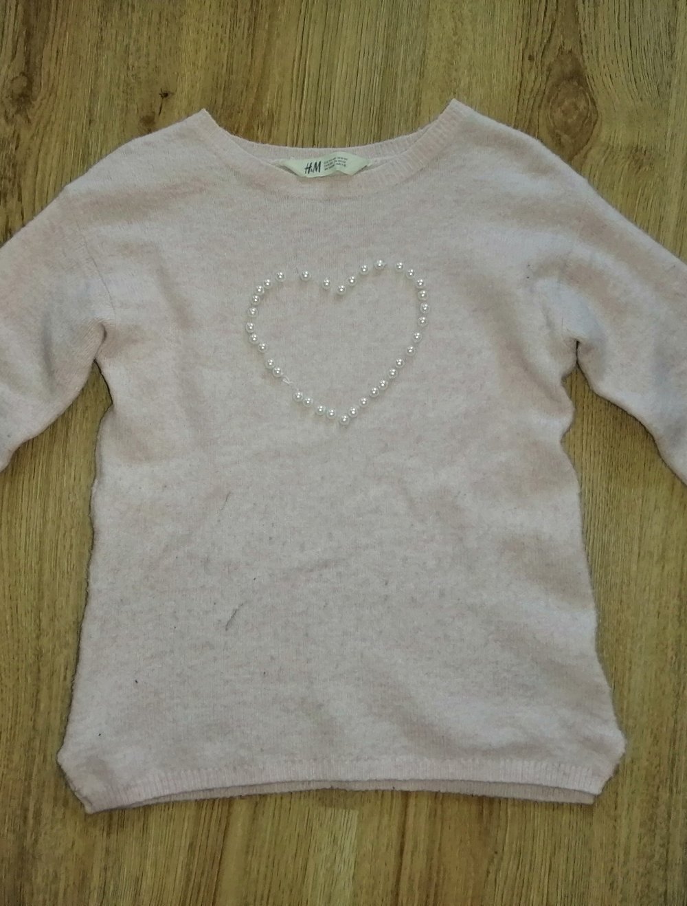 Zartrosa Pullover mit Herz aus Perlen
