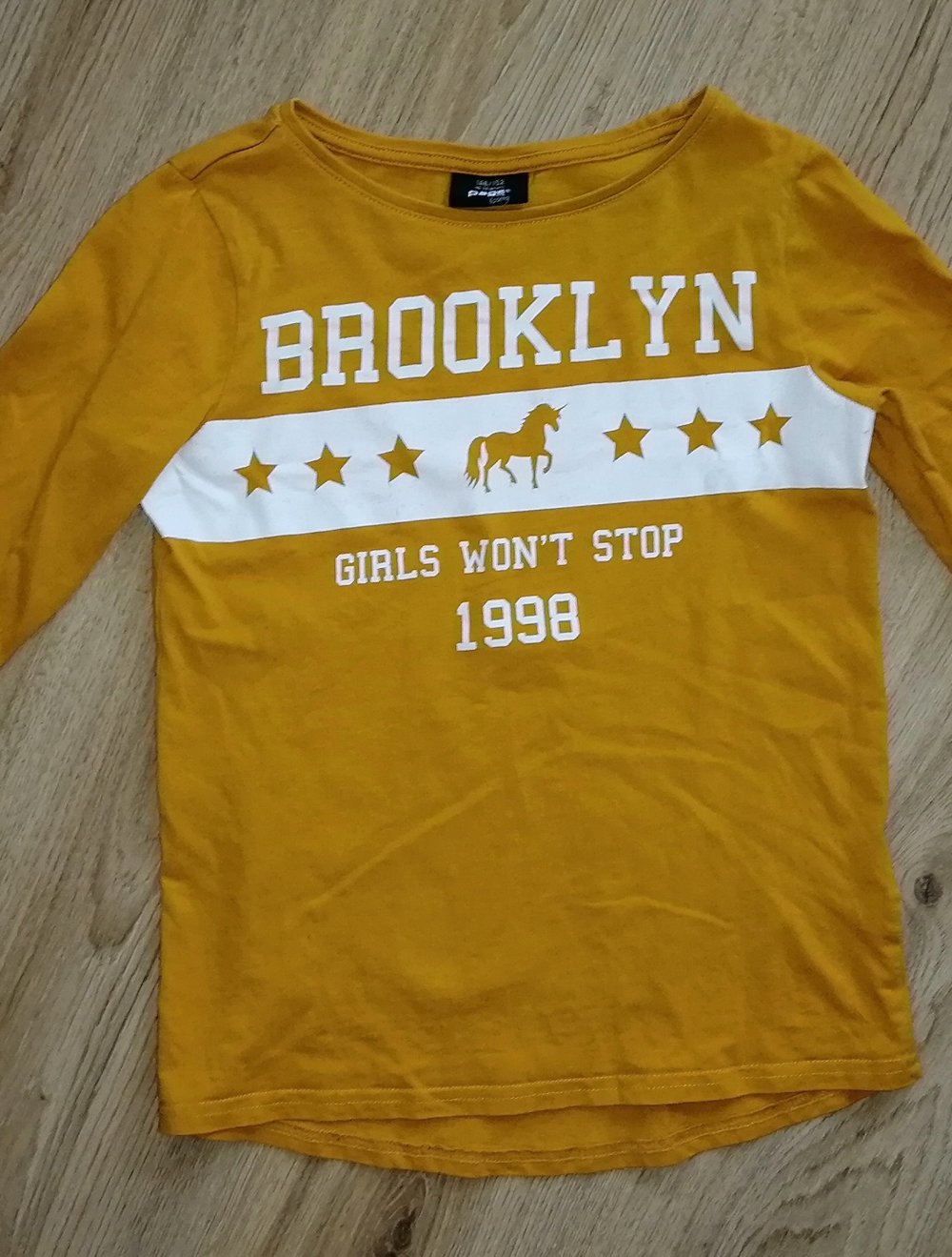 Dunkelgelber Pullover mit weißem Aufdruck