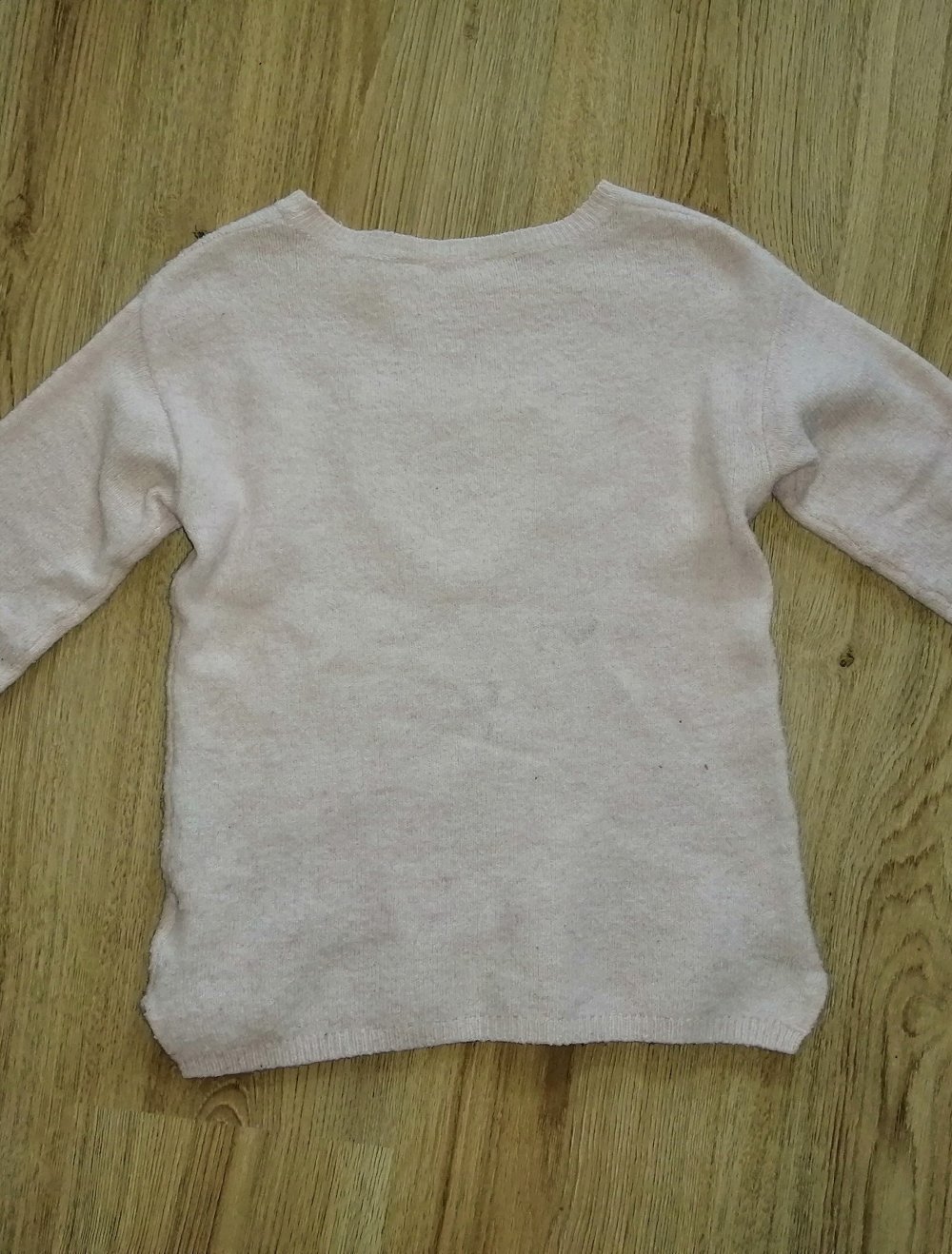 Zartrosa Pullover mit Herz aus Perlen