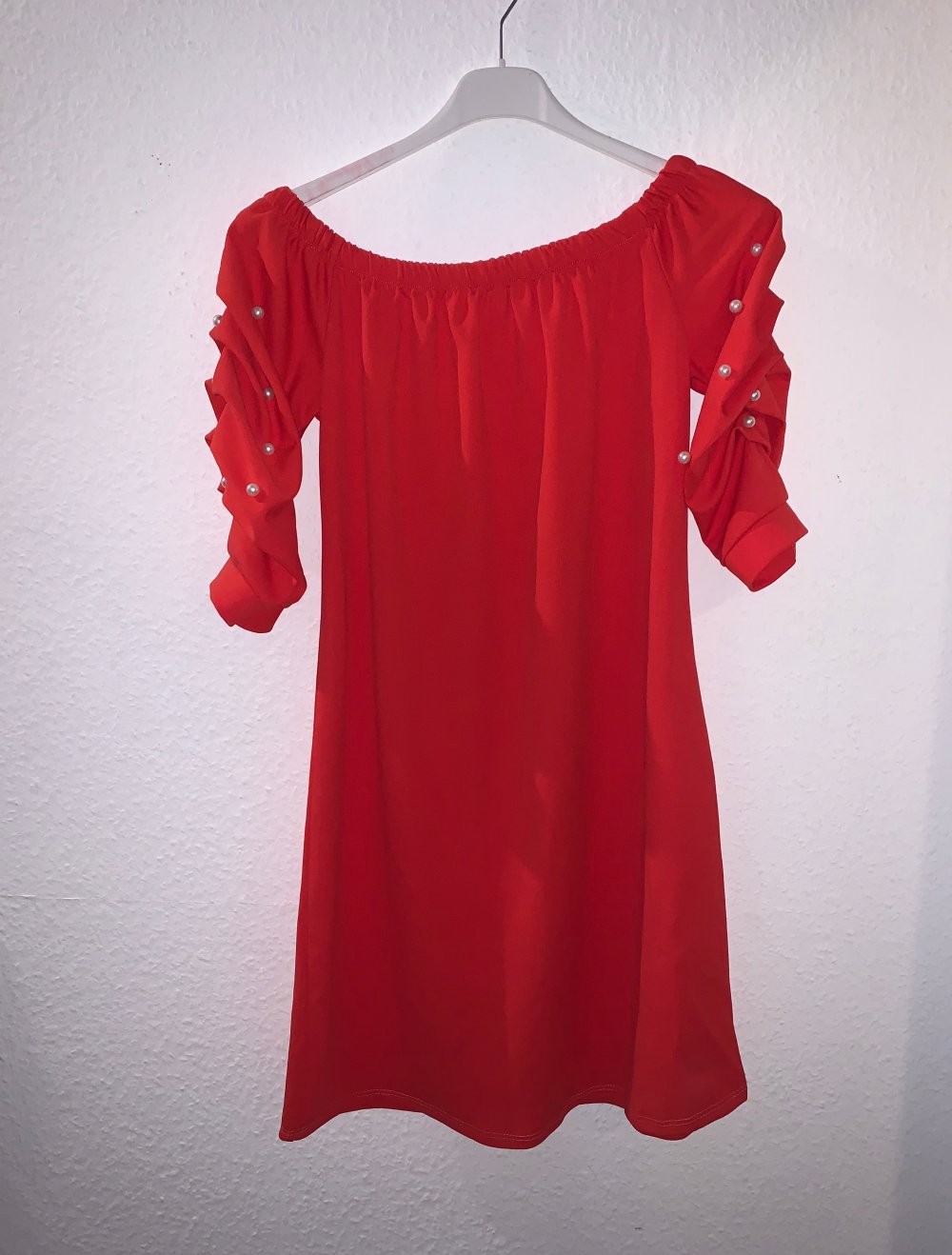 Kleid mit Perlen