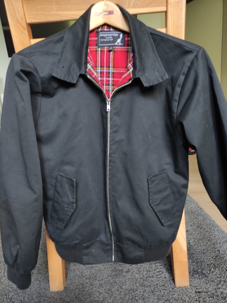 schwarze Harrington-Jacke