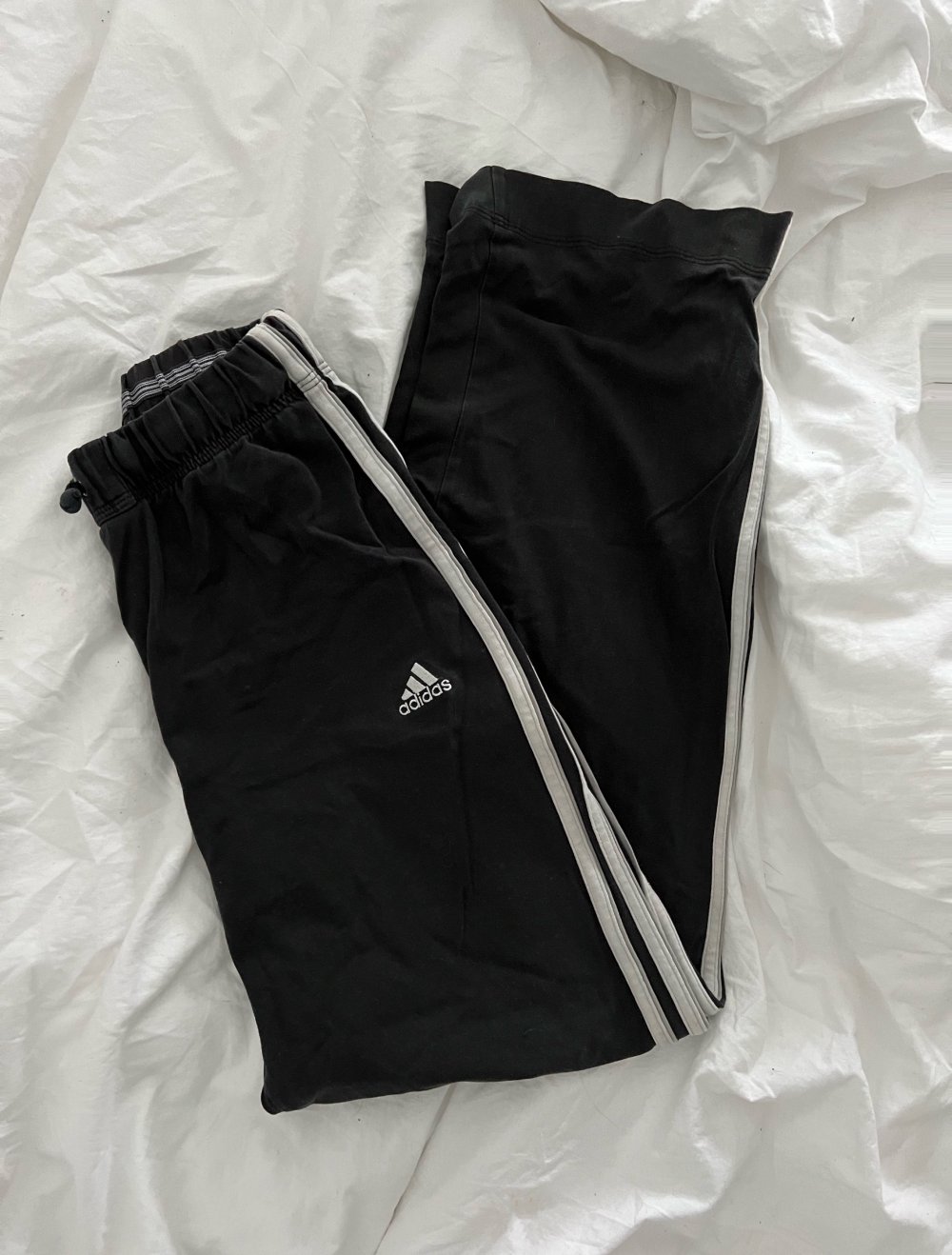 Adidas Hose mit weitem Bein 3 Streifen Größe 36