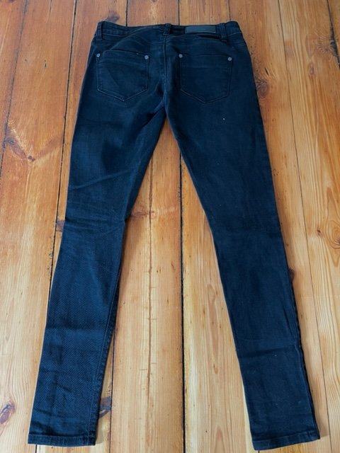 Röhrenjeans von Liquor N Poker mit Rissen am Knie