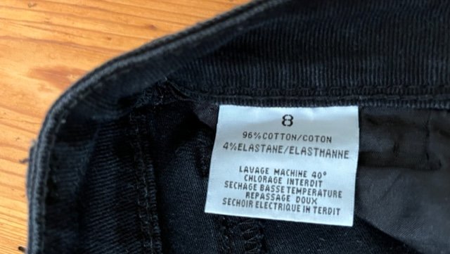 Röhrenjeans von Liquor N Poker mit Rissen am Knie