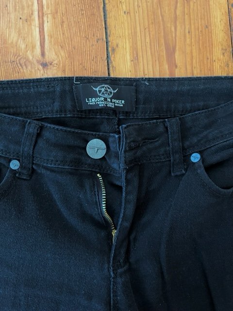 Röhrenjeans von Liquor N Poker mit Rissen am Knie