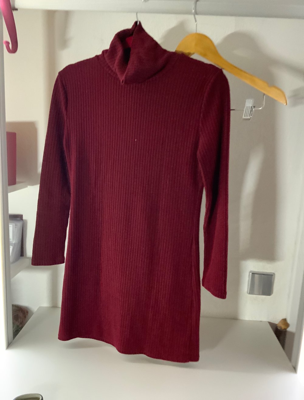 Rotes langärmliges turtleneck Minikleid