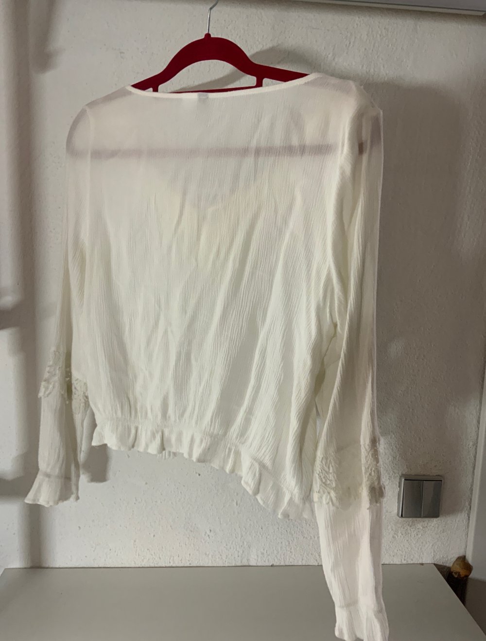Weiße Bluse mit Spitze