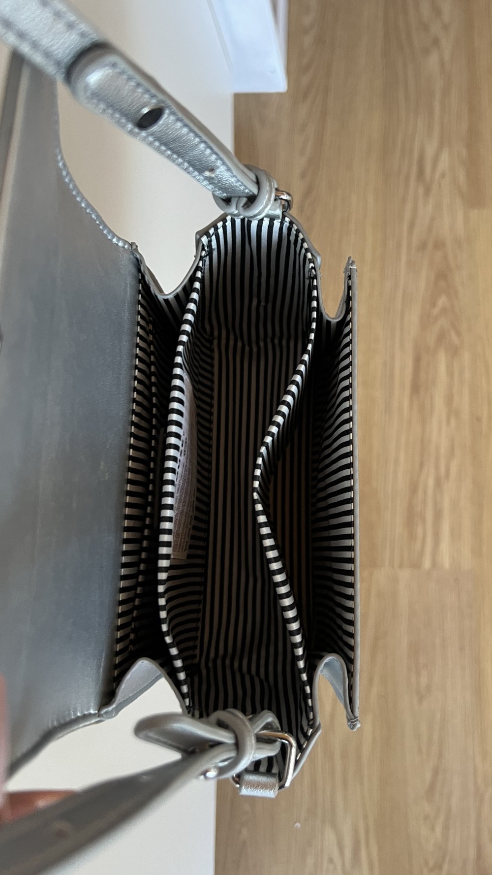 Silbrige kleine Handtasche