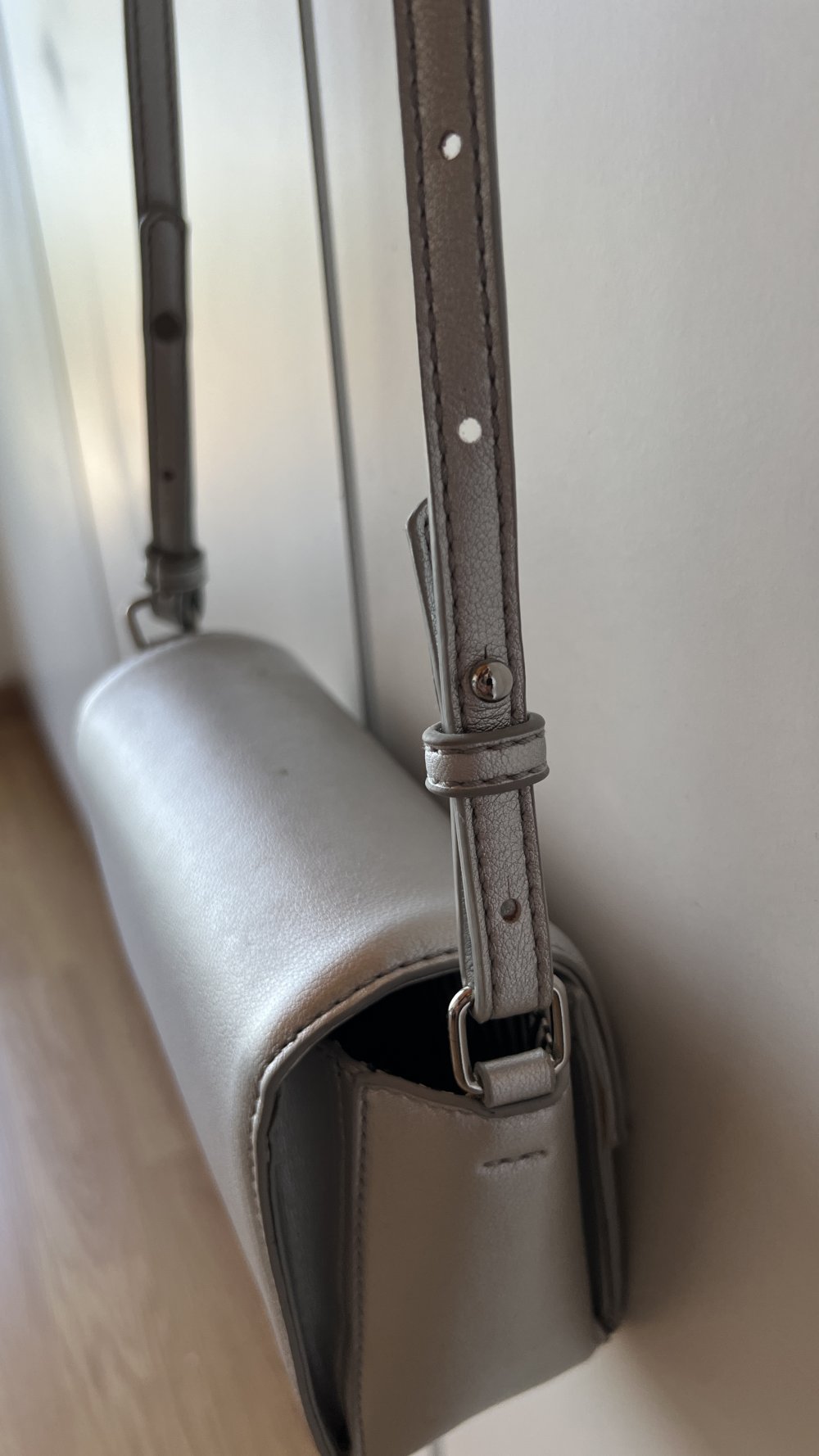 Silbrige kleine Handtasche