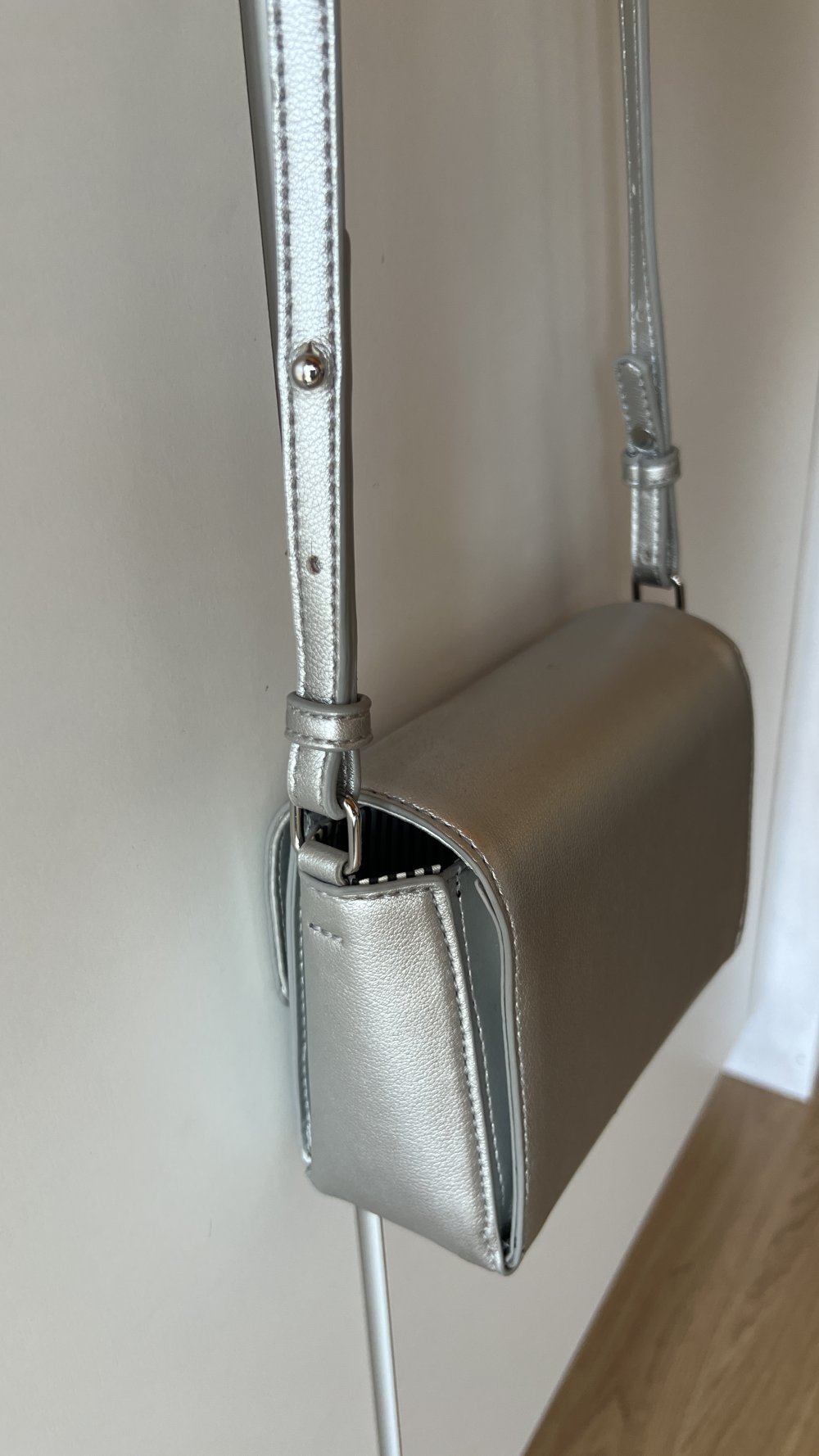 Silbrige kleine Handtasche