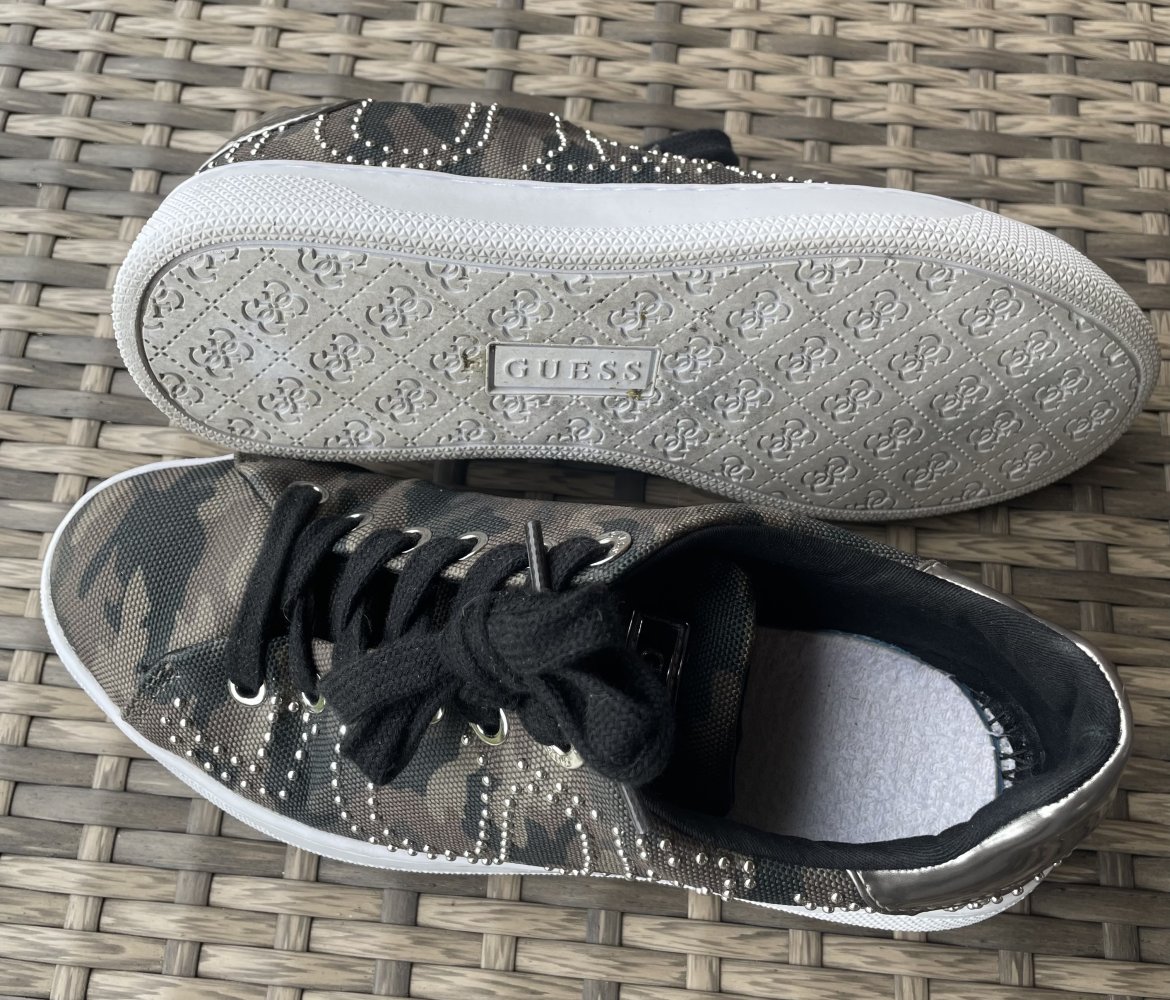 Sneaker von Guess 