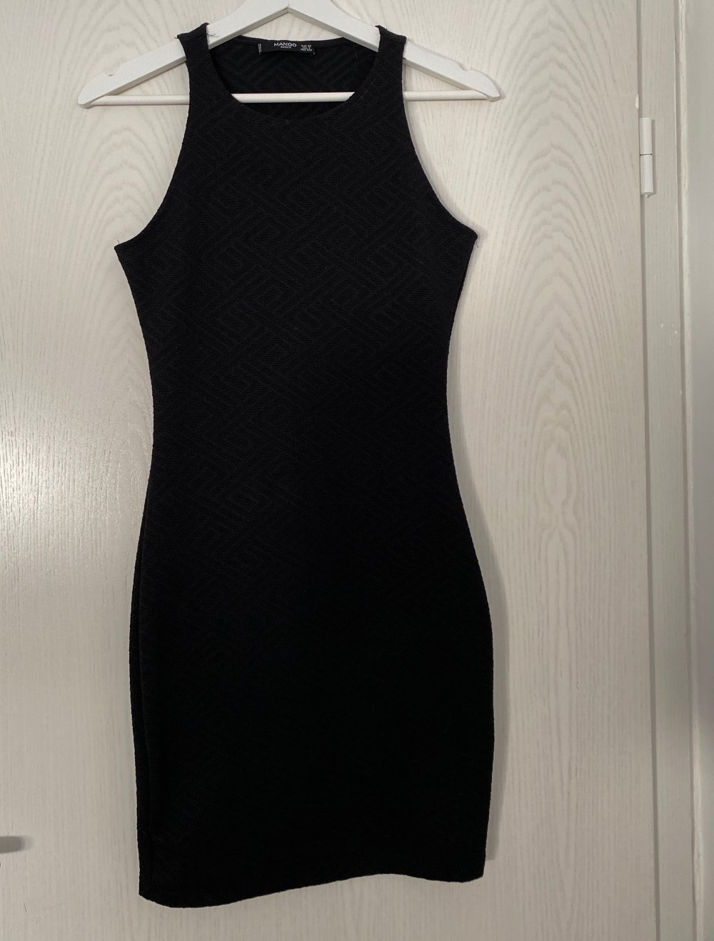 Schwarzes Kleid