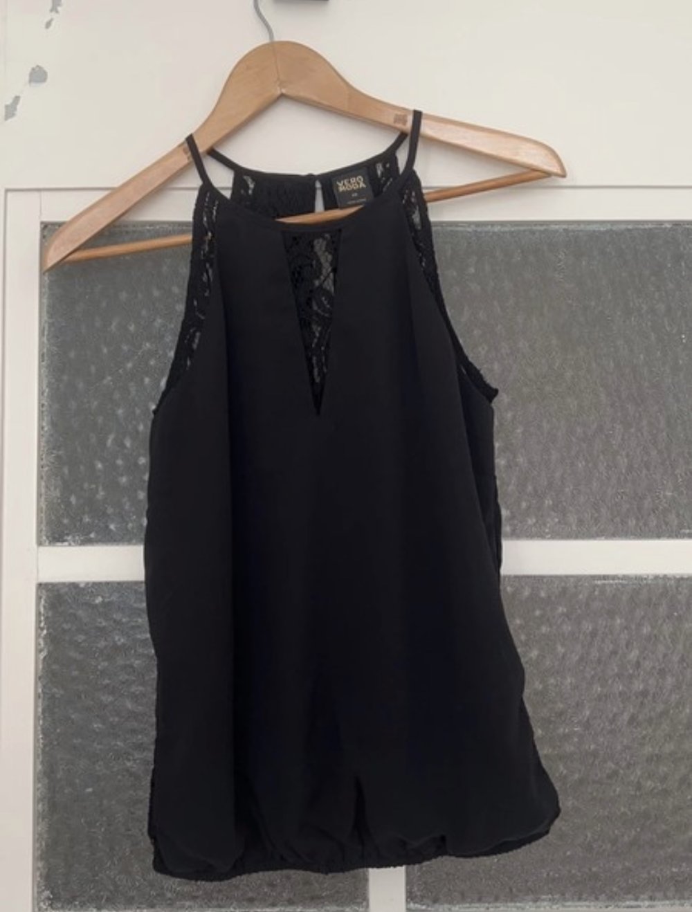 schwarzes Top