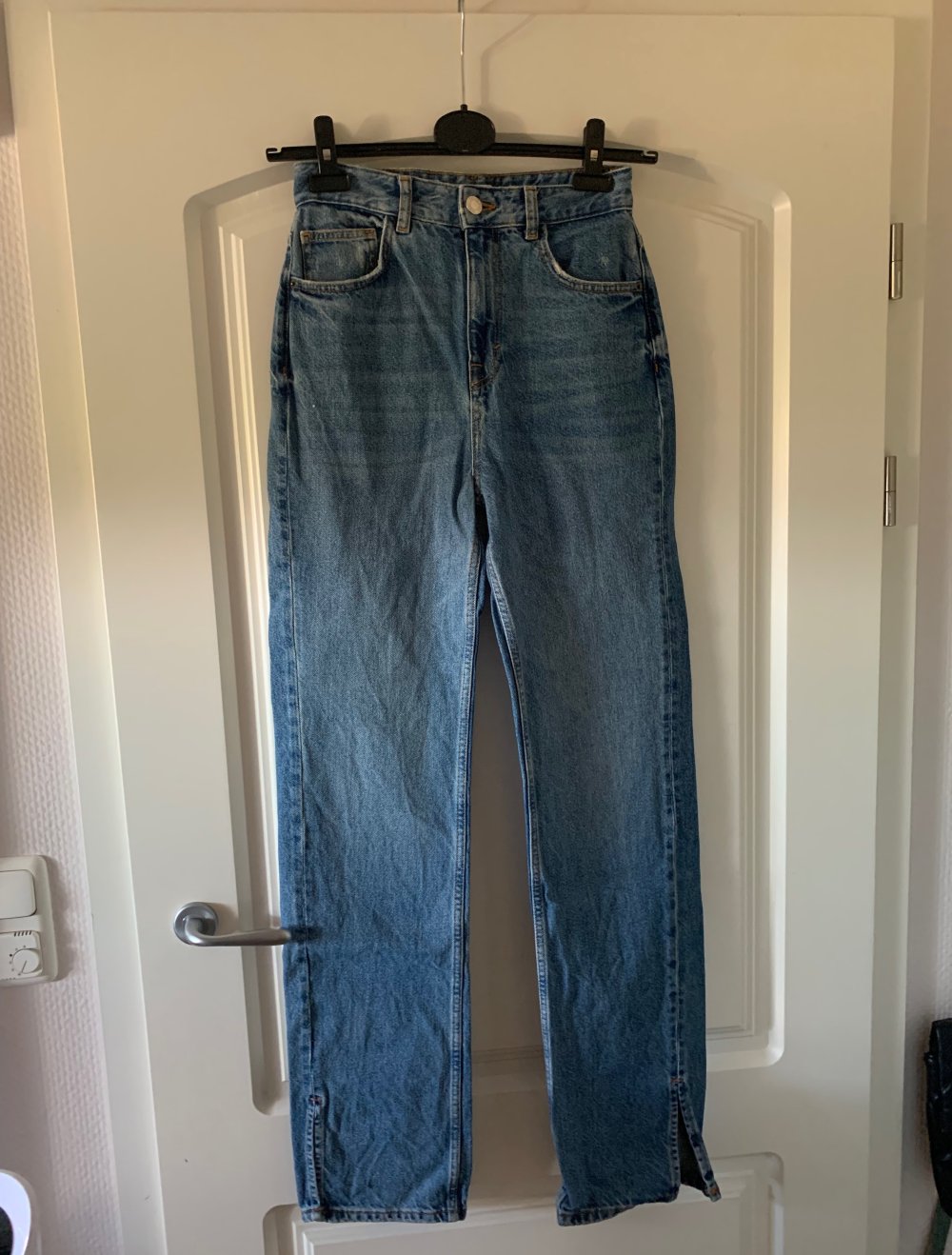 blaue straight leg Jeans mit leg cut; Pull & Bear Mom Jeans S