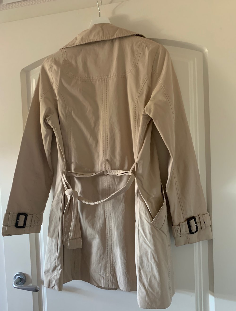 Beiger Trenchcoat; Zara Mantel basic