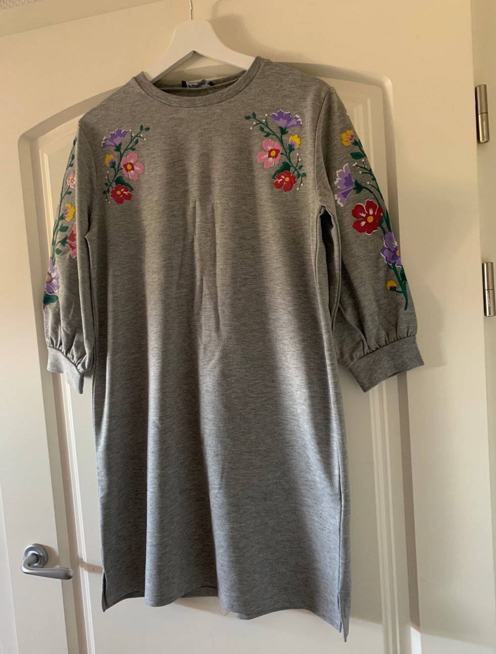 Graues MidiKleid mit Blumenprint, Dreiviertel Ärmel; S Damen