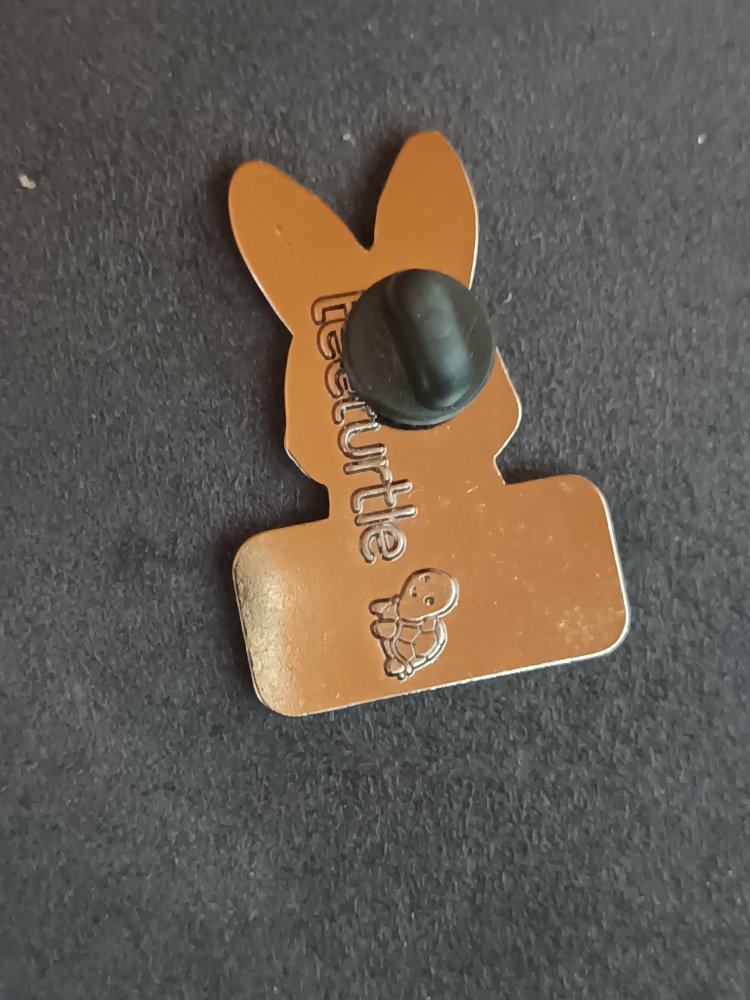 TeeTurtle Pin Sarkastisch Lustig Humor Anstecker Hase