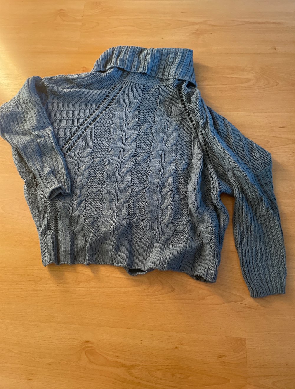 blauer Strickpullover